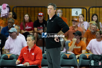 2024-10-20 - Georgia head coach Tom Black during an NCAA volleyball - NCAA - TEXAS WOMEN VS GEORGIA WOMEN - EVENTS - VOLLEYBALL