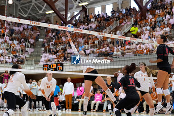 2024-10-20 - Texas middle blocker Ayden Ames (5) reaches to defend a shot from Georgia middle blocker Ceci Gooch (8) - NCAA - TEXAS WOMEN VS GEORGIA WOMEN - EVENTS - VOLLEYBALL