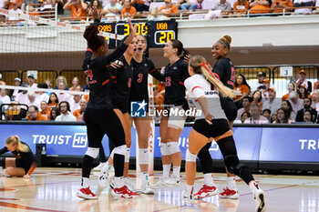 2024-10-20 - The Georgia Bulldogs celebrate a point - NCAA - TEXAS WOMEN VS GEORGIA WOMEN - EVENTS - VOLLEYBALL