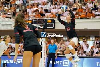 2024-10-20 - Georgia setter Clara Brower (12) sets the ball - NCAA - TEXAS WOMEN VS GEORGIA WOMEN - EVENTS - VOLLEYBALL