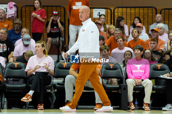 2024-10-20 - Texas head coach Jerritt Elliot - NCAA - TEXAS WOMEN VS GEORGIA WOMEN - EVENTS - VOLLEYBALL