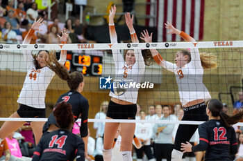 2024-10-20 - Texas outside hitter Devin Kahahawai (44), middle blocker Ayden Ames (5) and outside hitter Jenna Wenaas (13) at the net to block an attack from Georgia middle blocker Sophie Fischer (2) - NCAA - TEXAS WOMEN VS GEORGIA WOMEN - EVENTS - VOLLEYBALL