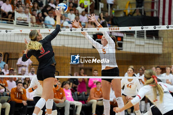 2024-10-20 - Texas middle blocker Ayden Ames (5) at the net to block a shot from Georgia middle blocker MK Patten (3) - NCAA - TEXAS WOMEN VS GEORGIA WOMEN - EVENTS - VOLLEYBALL