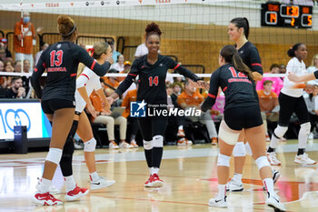 2024-10-20 - Georgia outside hitter Erykah Lovett (14) and the Bulldogs celebrate a point - NCAA - TEXAS WOMEN VS GEORGIA WOMEN - EVENTS - VOLLEYBALL