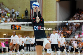 2024-10-20 - Georgia setter Clara Brower (12) digs the ball - NCAA - TEXAS WOMEN VS GEORGIA WOMEN - EVENTS - VOLLEYBALL