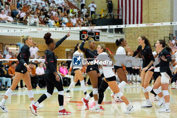 2024-10-20 - The Georgia Bulldogs celebrate a point - NCAA - TEXAS WOMEN VS GEORGIA WOMEN - EVENTS - VOLLEYBALL