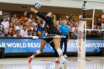 2024-10-20 - Georgia outside hitter Estelle Haugen (10) digs the ball as outside hitter Bianna Muoneke (13) waits to attack - NCAA - TEXAS WOMEN VS GEORGIA WOMEN - EVENTS - VOLLEYBALL