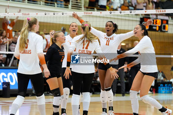 2024-10-20 - The Texas Longhorns celebrate a point - NCAA - TEXAS WOMEN VS GEORGIA WOMEN - EVENTS - VOLLEYBALL