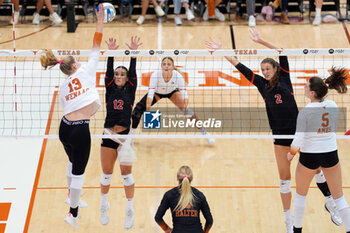 2024-10-20 - Georgia setter Clara Brower (12) and middle blocker Sophie Fischer (2) at the net to block an attack from Texas outside hitter Jenna Wenaas (13) - NCAA - TEXAS WOMEN VS GEORGIA WOMEN - EVENTS - VOLLEYBALL