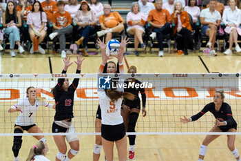 2024-10-20 - Georgia libero Bailey Cox (7), setter Clara Brower (12), middle blocker Sophie Fischer (2), outside hitter Bianna Muoneke (13) and outside hitter Estelle Haugen (10) await an attack from Texas middle blocker Ayden Ames (5) - NCAA - TEXAS WOMEN VS GEORGIA WOMEN - EVENTS - VOLLEYBALL