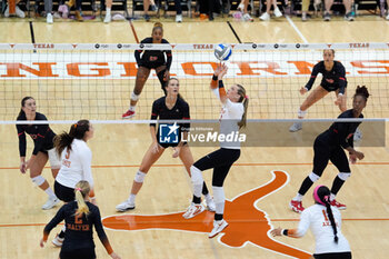 2024-10-20 - Texas setter Averi Carlson (17) sets the ball - NCAA - TEXAS WOMEN VS GEORGIA WOMEN - EVENTS - VOLLEYBALL