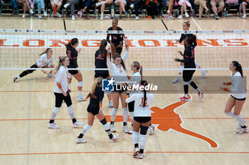 2024-10-20 - The Texas Longhorns celebrate a point - NCAA - TEXAS WOMEN VS GEORGIA WOMEN - EVENTS - VOLLEYBALL