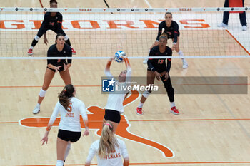 2024-10-20 - Texas setter Ella Swindle (1) sets the ball - NCAA - TEXAS WOMEN VS GEORGIA WOMEN - EVENTS - VOLLEYBALL