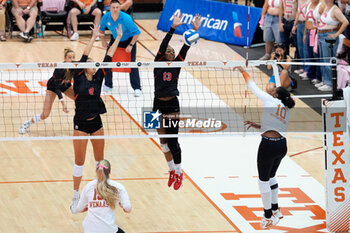 2024-10-20 - Georgia outside hitter Bianna Muoneke (13) at the net to block an attack from Texas opposite hitter Reagan Rutherford (10) - NCAA - TEXAS WOMEN VS GEORGIA WOMEN - EVENTS - VOLLEYBALL