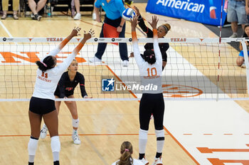 2024-10-20 - Georgia outside hitter Bianna Muoneke (13) at the net to attack - NCAA - TEXAS WOMEN VS GEORGIA WOMEN - EVENTS - VOLLEYBALL