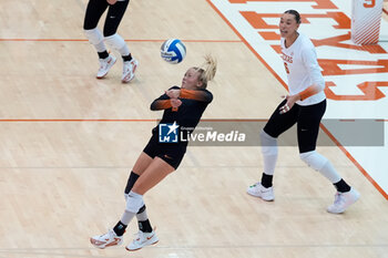 2024-10-20 - Texas libero Emma Halter (2) digs the ball - NCAA - TEXAS WOMEN VS GEORGIA WOMEN - EVENTS - VOLLEYBALL