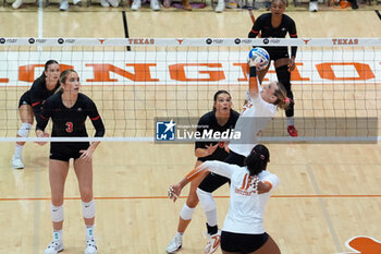 2024-10-20 - Texas setter Averi Carlson (17) sets the ball - NCAA - TEXAS WOMEN VS GEORGIA WOMEN - EVENTS - VOLLEYBALL