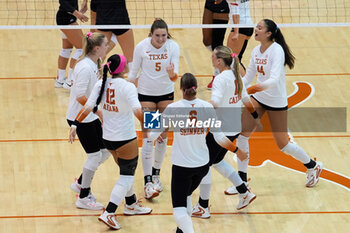 2024-10-20 - The Texas Longhorns celebrate a point - NCAA - TEXAS WOMEN VS GEORGIA WOMEN - EVENTS - VOLLEYBALL