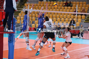 2024-09-18 - Camila Hiruela Tapia of CD Heidelberg Volkswagen, Amelia Moore of Beziers Volley during the Volleyball WEVZA CUP Women between Bezier VB and Heidelberg Volkswagen on 18 sept 2024 at the Palazzetto dello Sport in Rome. - VOLLEYBALL WEVZA CUP WOMEN - INTERNATIONALS - VOLLEYBALL