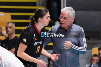 2024-09-18 - Giuseppe Cuccarini of Roma Volley Club, Marie Scholzel of Roma Volley Club during the Volleyball WEVZA CUP Women between Roma Volley Club and Terville Florange OC on 18 sept 2024 at the Palazzetto dello Sport in Rome. - VOLLEYBALL WEVZA CUP WOMEN - INTERNATIONALS - VOLLEYBALL