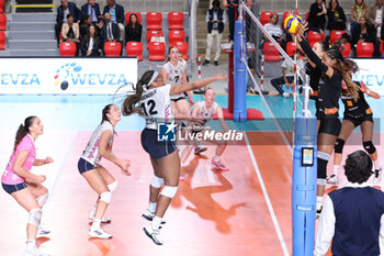 2024-09-18 - Biamba Kabengele of Terville Florange OC, Wilma Salas of Roma Volley Club during the Volleyball WEVZA CUP Women between Roma Volley Club and Terville Florange OC on 18 sept 2024 at the Palazzetto dello Sport in Rome. - VOLLEYBALL WEVZA CUP WOMEN - INTERNATIONALS - VOLLEYBALL