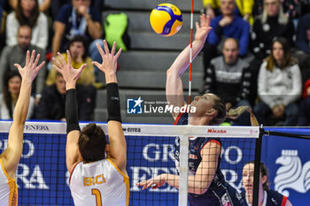2024-01-06 - Madison Kingdon of Chieri '76 in action during Italian Volley Serie A1 F match between Reale Mutua Fenera Chieri '76 vs Aeroitalia Roma Volley on 6 January 2023 at the PalaFenera, Chieri (TO) - REALE MUTUA FENERA CHIERI 76 VS ROMA VOLLEY CLUB - SERIE A1 WOMEN - VOLLEYBALL