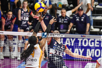 2024-01-06 - Jessica Rivero of Roma Volley and Ofelia Malinov of Chieri '76 in action during Italian Volley Serie A1 F match between Reale Mutua Fenera Chieri '76 vs Aeroitalia Roma Volley on 6 January 2023 at the PalaFenera, Chieri (TO) - REALE MUTUA FENERA CHIERI 76 VS ROMA VOLLEY CLUB - SERIE A1 WOMEN - VOLLEYBALL