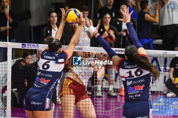 2024-01-06 - Avery Skinner of Chieri '76 block the ball during Italian Volley Serie A1 F match between Reale Mutua Fenera Chieri '76 vs Aeroitalia Roma Volley on 6 January 2023 at the PalaFenera, Chieri (TO) - REALE MUTUA FENERA CHIERI 76 VS ROMA VOLLEY CLUB - SERIE A1 WOMEN - VOLLEYBALL