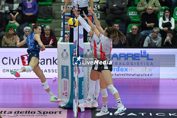 2024-01-07 - Spike of Robinson Cook Kelsey ( Prosecco DOC Imoco Conegliano ) with block of Kubic Madison ( Honda Olivero San Bernardo Cuneo Volley ) - PROSECCO DOC IMOCO CONEGLIANO VS CUNEO GRANDA VOLLEY - SERIE A1 WOMEN - VOLLEYBALL