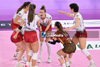 2024-01-06 - Players of Uyba Volley Busto Arsizio celebrate - SAVINO DEL BENE SCANDICCI VS UYBA VOLLEY BUSTO ARSIZIO - SERIE A1 WOMEN - VOLLEYBALL
