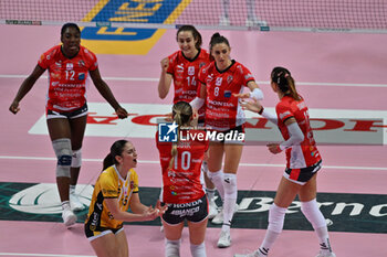 2024-01-21 - team Cuneo celebrates after scoring a point - CUNEO GRANDA VOLLEY VS VOLLEY BERGAMO 1991 - SERIE A1 WOMEN - VOLLEYBALL