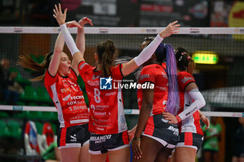 2024-01-21 - team Cuneo celebrates after scoring a point - CUNEO GRANDA VOLLEY VS VOLLEY BERGAMO 1991 - SERIE A1 WOMEN - VOLLEYBALL