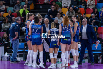 2024-01-21 - Head Coach Carlo Parisi (Il Bisonte Firenze) and players during time out - IL BISONTE FIRENZE VS ITAS TRENTINO - SERIE A1 WOMEN - VOLLEYBALL