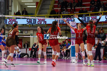 2024-01-28 - UYBA Unet E-Work Busto Arsizio players celebrate during Volley Serie A women 2023/24 match between UYBA E-Work Volley Busto Arsizio and Wash4green Pinerolo at E-Work Arena, Busto Arsizio, Italy on January 28, 2024 - UYBA VOLLEY BUSTO ARSIZIO VS WASH4GREEN PINEROLO - SERIE A1 WOMEN - VOLLEYBALL