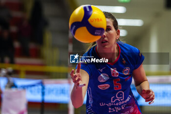 2024-01-28 - Tessa Polder #5 of Wash4green Pinerolo seen in action during Volley Serie A women 2023/24 match between UYBA E-Work Volley Busto Arsizio and Wash4green Pinerolo at E-Work Arena, Busto Arsizio, Italy on January 28, 2024 - UYBA VOLLEY BUSTO ARSIZIO VS WASH4GREEN PINEROLO - SERIE A1 WOMEN - VOLLEYBALL