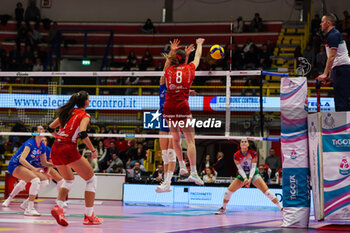 2024-01-28 - Giuditta Lualdi #8 of UYBA E-Work Volley Busto Arsizio (C) seen in action during Volley Serie A women 2023/24 match between UYBA E-Work Volley Busto Arsizio and Wash4green Pinerolo at E-Work Arena, Busto Arsizio, Italy on January 28, 2024 - UYBA VOLLEY BUSTO ARSIZIO VS WASH4GREEN PINEROLO - SERIE A1 WOMEN - VOLLEYBALL