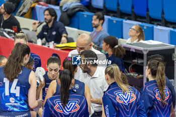 2024-01-28 - Head coach Marco Gaspari (Allianz VV Milano) with Players of Vero Volley Milano during time out - ALLIANZ VV MILANO VS VOLLEY BERGAMO 1991 - SERIE A1 WOMEN - VOLLEYBALL