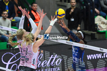 2024-02-04 - Prosecco Contrast at the net between Sarah Fahr ( Doc Imoco Conegliano ) and Paola Egonu ( Allianz VV Milano ) - PROSECCO DOC IMOCO CONEGLIANO VS ALLIANZ VV MILANO - SERIE A1 WOMEN - VOLLEYBALL