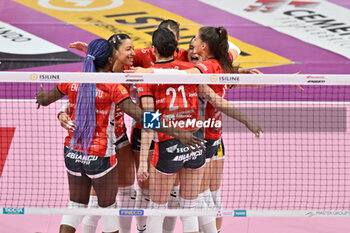 2024-03-03 - team Cuneo celebrates after scoring a point - CUNEO GRANDA VOLLEY VS UYBA VOLLEY BUSTO ARSIZIO - SERIE A1 WOMEN - VOLLEYBALL