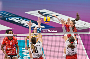 2024-03-03 - Amandha
Sylves (Cuneo)
 - Giuditta Lualdi (Busto)
- Serena
Scognamillo (Cuneo) - Jennifer
Boldini (Busto) - Lena
Stigrot (Cuneo) - CUNEO GRANDA VOLLEY VS UYBA VOLLEY BUSTO ARSIZIO - SERIE A1 WOMEN - VOLLEYBALL