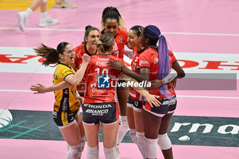 2024-03-03 - team Cuneo celebrates after scoring a point - CUNEO GRANDA VOLLEY VS UYBA VOLLEY BUSTO ARSIZIO - SERIE A1 WOMEN - VOLLEYBALL