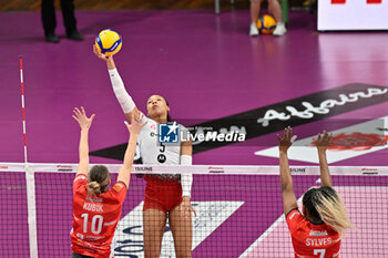 2024-03-03 - Madison
Kubik (Cuneo) - Skylar
Fields (Busto)
 - Amandha
Sylves (Cuneo) - CUNEO GRANDA VOLLEY VS UYBA VOLLEY BUSTO ARSIZIO - SERIE A1 WOMEN - VOLLEYBALL