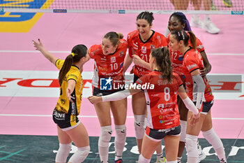 2024-03-03 - team Cuneo celebrates after scoring a point - CUNEO GRANDA VOLLEY VS UYBA VOLLEY BUSTO ARSIZIO - SERIE A1 WOMEN - VOLLEYBALL