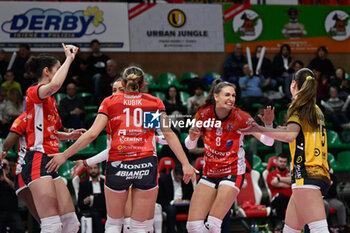 2024-03-03 - team Cuneo celebrates after scoring a point - CUNEO GRANDA VOLLEY VS UYBA VOLLEY BUSTO ARSIZIO - SERIE A1 WOMEN - VOLLEYBALL