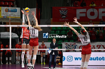 2024-03-03 - Lena
Stigrot (Cuneo) - Federica
Carletti (Busto)
 - Benedetta Maria
Sartori (Busto) - CUNEO GRANDA VOLLEY VS UYBA VOLLEY BUSTO ARSIZIO - SERIE A1 WOMEN - VOLLEYBALL