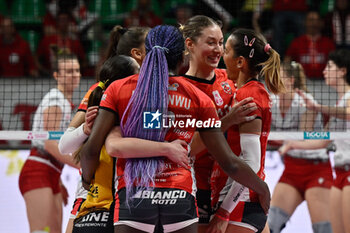 2024-03-03 - team Cuneo celebrates after scoring a point - CUNEO GRANDA VOLLEY VS UYBA VOLLEY BUSTO ARSIZIO - SERIE A1 WOMEN - VOLLEYBALL