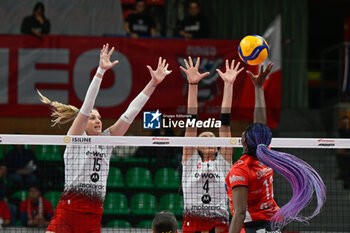 2024-03-03 - Dominika
Sobolska (Busto) - Rebecca
Piva (Busto)
 - Terry Ruth
Enweonwu (Cuneo) - CUNEO GRANDA VOLLEY VS UYBA VOLLEY BUSTO ARSIZIO - SERIE A1 WOMEN - VOLLEYBALL