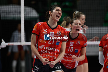 2024-03-03 - Beatrice
Molinaro (Cuneo) and Madison
Kubik (Cuneo) celebrates after scoring a point - CUNEO GRANDA VOLLEY VS UYBA VOLLEY BUSTO ARSIZIO - SERIE A1 WOMEN - VOLLEYBALL