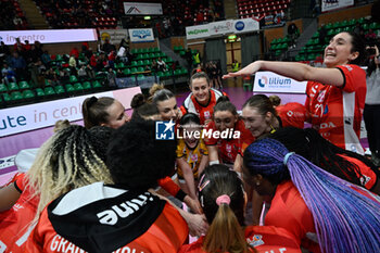 2024-03-03 - team Cuneo celebrates after scoring a match - CUNEO GRANDA VOLLEY VS UYBA VOLLEY BUSTO ARSIZIO - SERIE A1 WOMEN - VOLLEYBALL