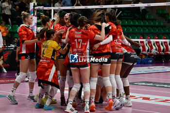 2024-03-03 - team Cuneo celebrates after scoring a match - CUNEO GRANDA VOLLEY VS UYBA VOLLEY BUSTO ARSIZIO - SERIE A1 WOMEN - VOLLEYBALL